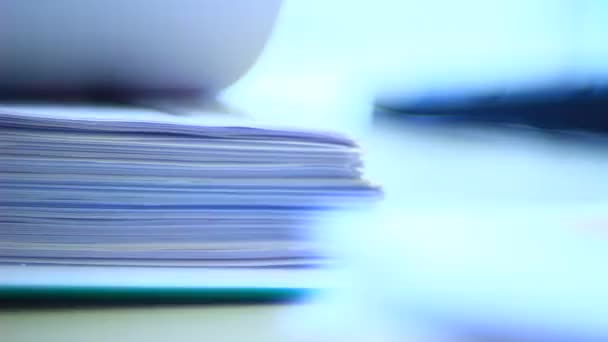 Перелистывание страниц белой бумаги — стоковое видео