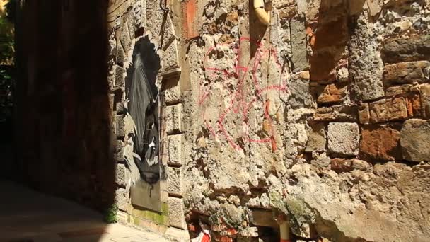 Vernietigde muur van bakstenen — Stockvideo
