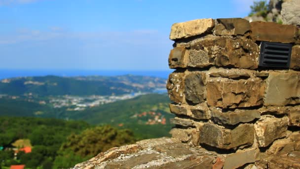 Vista de las rocas y la ciudad — Vídeo de stock