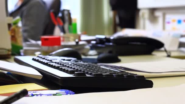 Biznesmen pracujący w biurze — Wideo stockowe