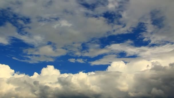 Bílý načechraný mraky na obloze — Stock video