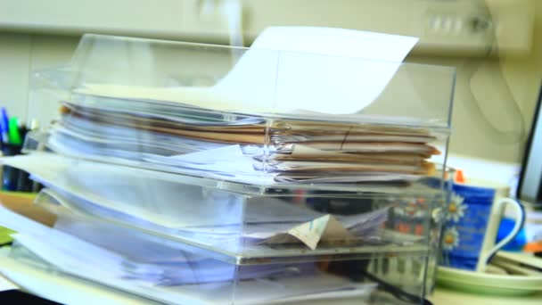 Table de bureau avec différents objets — Video