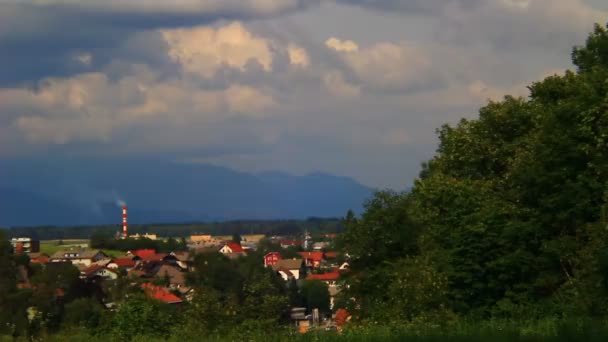 Alte europäische Stadt und Berge — Stockvideo