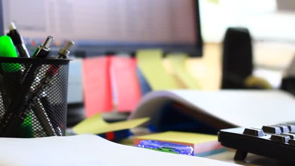 Table de bureau avec différents objets — Video