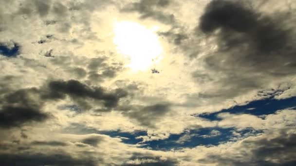 Gewitterwolken ziehen schnell auf — Stockvideo