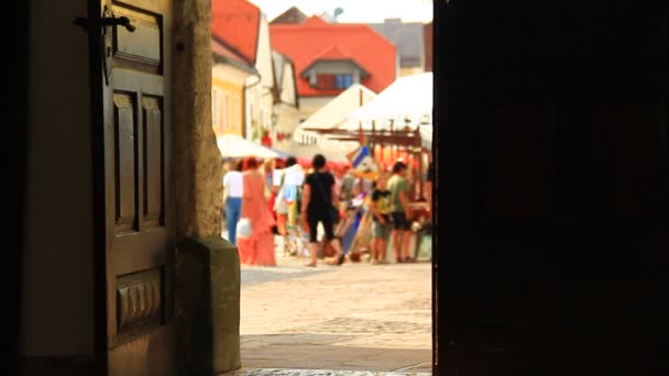 Gente caminando por la calle — Vídeos de Stock