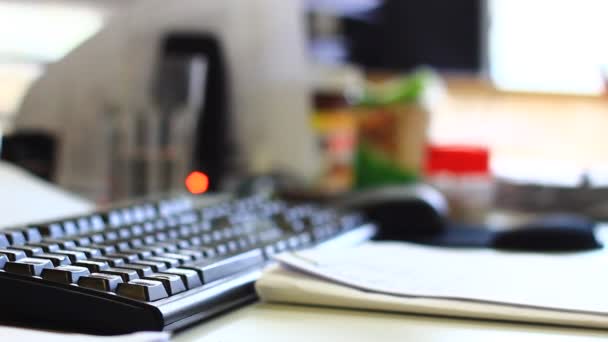 Table de bureau avec différents objets — Video