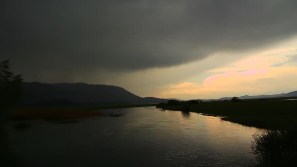 Puesta de sol en la orilla del río — Vídeo de stock