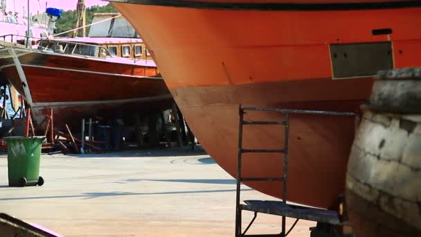 Old boats in the marina — Stock Video