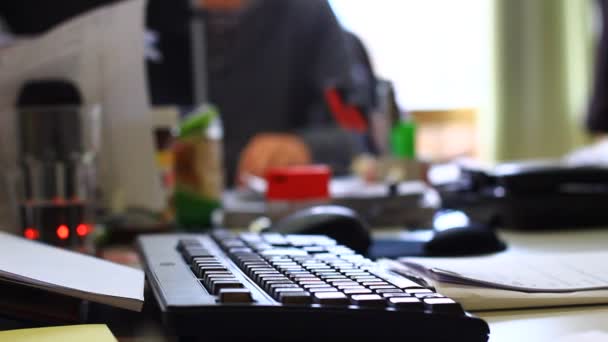 Geschäftsmann arbeitet im Büro — Stockvideo