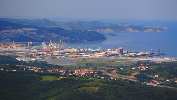 Línea costera y mar tranquilo — Vídeos de Stock