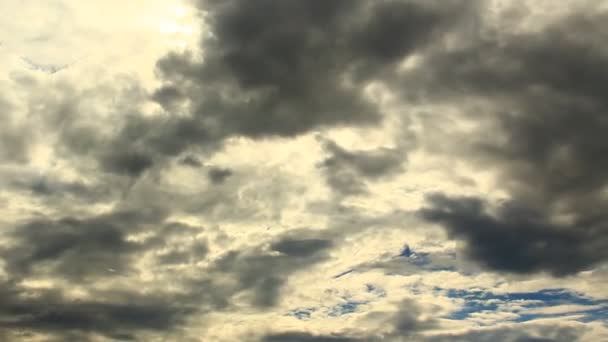 Бурные облака быстро движутся — стоковое видео