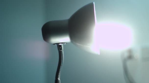 Lámpara de mesa brillante — Vídeo de stock