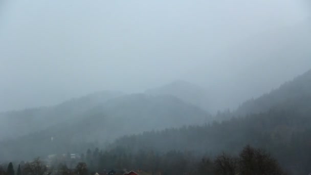 Día nevado en las montañas — Vídeo de stock