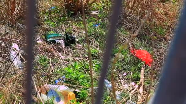 Basura cerca de la valla — Vídeos de Stock