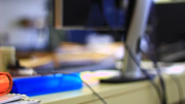 Ofis Masaları farklı nesnelerle — Stok video