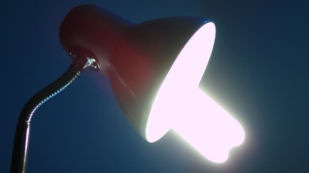 Сияющая настольная лампа — стоковое видео