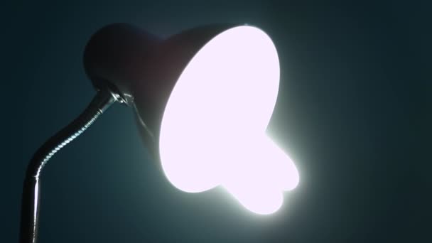 Lámpara de mesa brillante — Vídeos de Stock