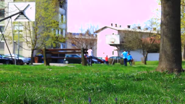 Niños jugando en el patio — Vídeos de Stock