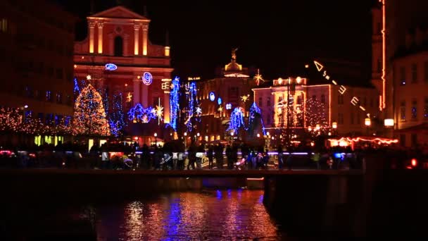 Ciudad con decoraciones navideñas — Vídeo de stock
