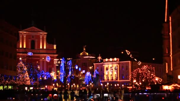 Ciudad con decoraciones navideñas — Vídeo de stock