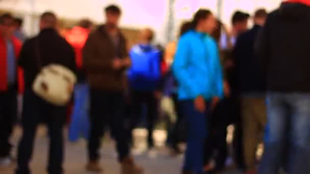 Gente caminando por la calle — Vídeos de Stock