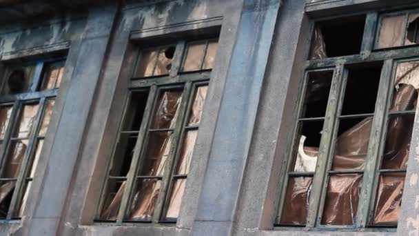 Окна и разрушенный дом — стоковое видео