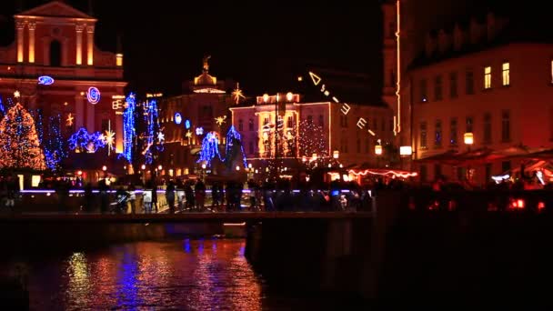 Ciudad con decoraciones navideñas — Vídeo de stock