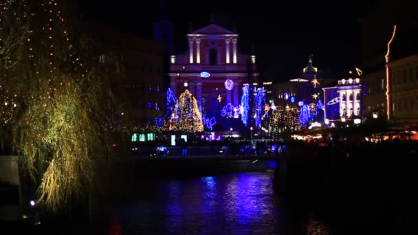 Stadt mit Weihnachtsschmuck — Stockvideo