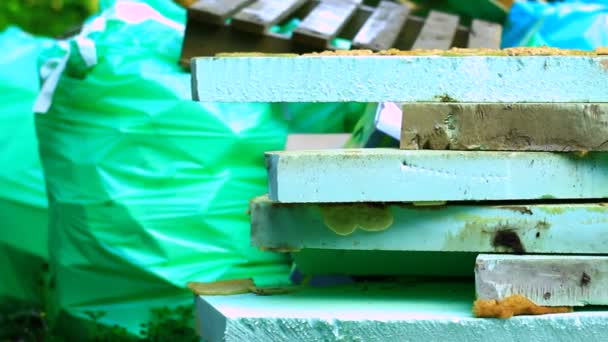 Cement blokken en een plastic zak — Stockvideo