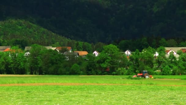 Traktor på det gröna fältet — Stockvideo