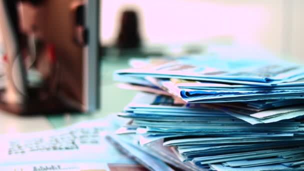 Belgeler ve ofis kağıtları yığını — Stok video