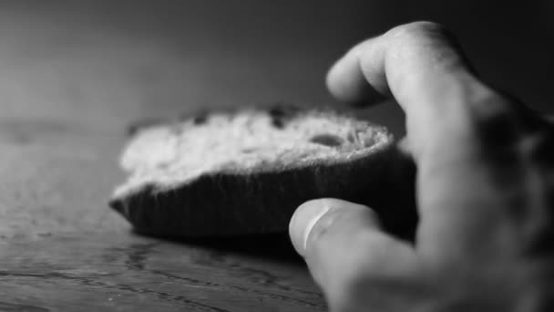 Hand met brood — Stockvideo
