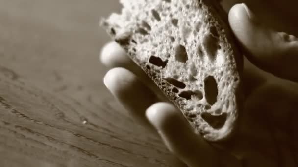 Hand holding bread — Stock Video