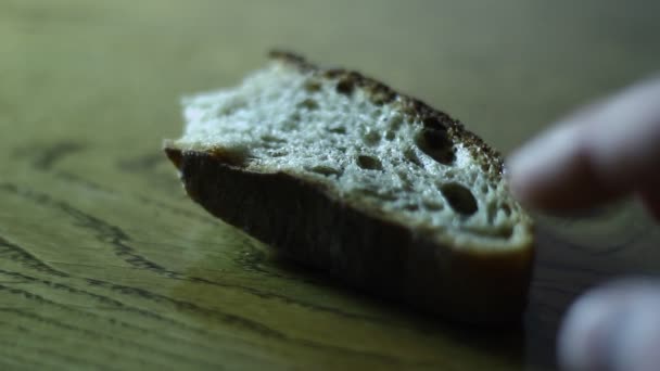 Ruka, chléb — Stock video