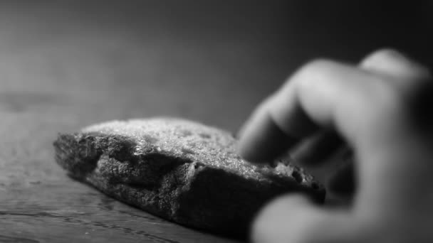 Brot von Hand nehmen — Stockvideo