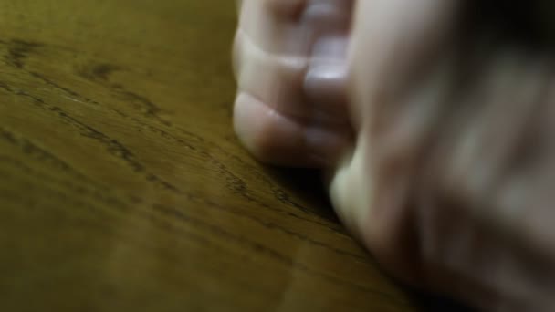 Mão do homem em movimento dedos — Vídeo de Stock