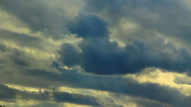 Wolken ziehen am Himmel auf — Stockvideo