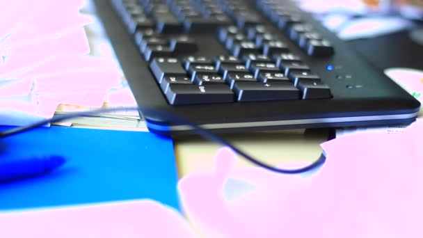 Teclado e mouse na mesa — Vídeo de Stock