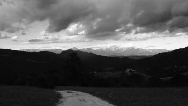 Belle journée ensoleillée dans les montagnes — Video