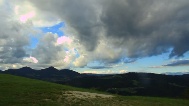 Pluizige wolken boven de bergen — Stockvideo