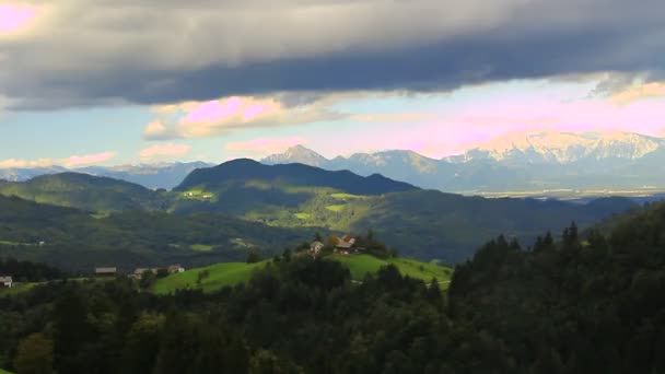 Hermoso día soleado en las montañas — Vídeos de Stock