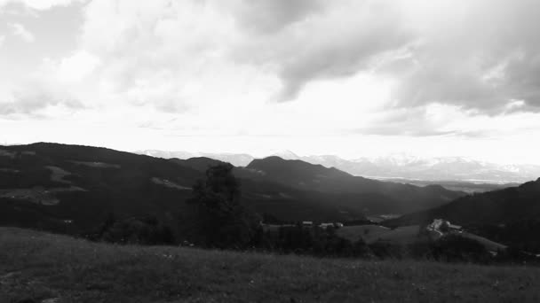 Schöner sonniger Tag in den Bergen — Stockvideo