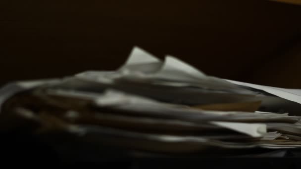 Pile de papier dans le bureau — Video