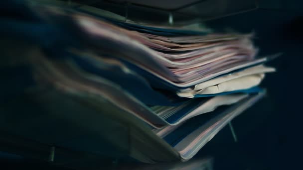 Pile de papier dans le bureau — Video