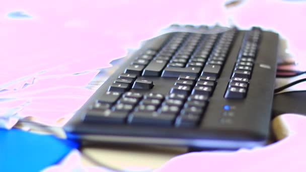 Клавиатура и мышь на столе — стоковое видео