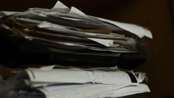 Pile de papier dans le bureau — Video