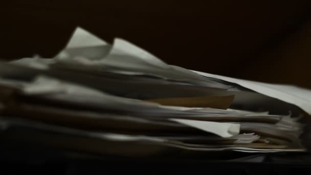 Куча бумаги в офисе — стоковое видео
