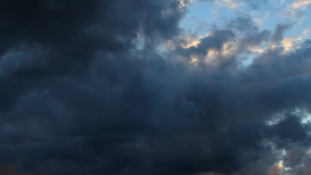 Wolken ziehen am Himmel auf — Stockvideo