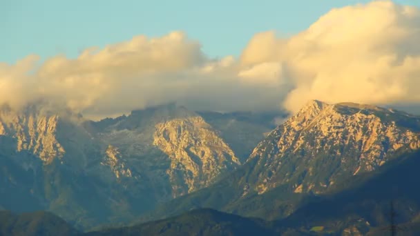 Пухнасті хмари над горами — стокове відео